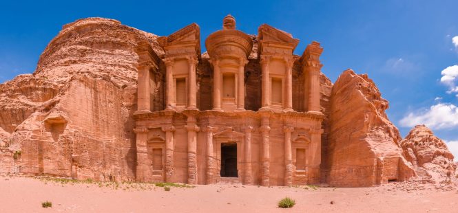 Featured image for Exploring the Wonders of Petra, Jordan with Expert Travel Agents